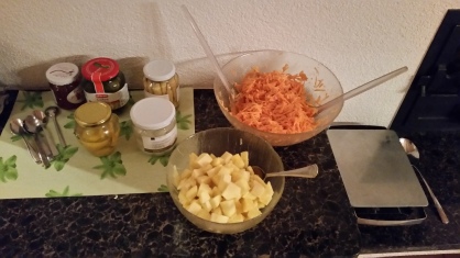 Frische Ananas, Karottensalat und eingelegtes Gemüse.